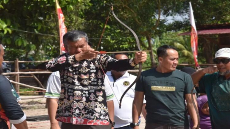 Penjabat Wali Kota Pariaman, Sumbar Roberia melakukan olahraga panahan di Pariaman. Antara/HO-Diskominfo Pariaman