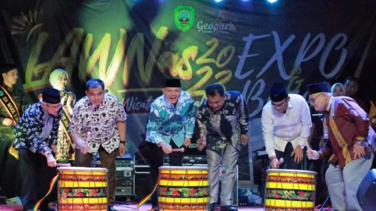 Pemkab Pasaman Dorong LAWNas jadi Kalender Wisata Tahunan 1 Gandang tasa Lomba Lintas Alam Wisata Nasional 2023 secara resmi ditabuh Bupati Pasaman bersama unsur forkopimda, di taman wisata Equator Bonjol, Minggu malam. (Foto: Antara)
