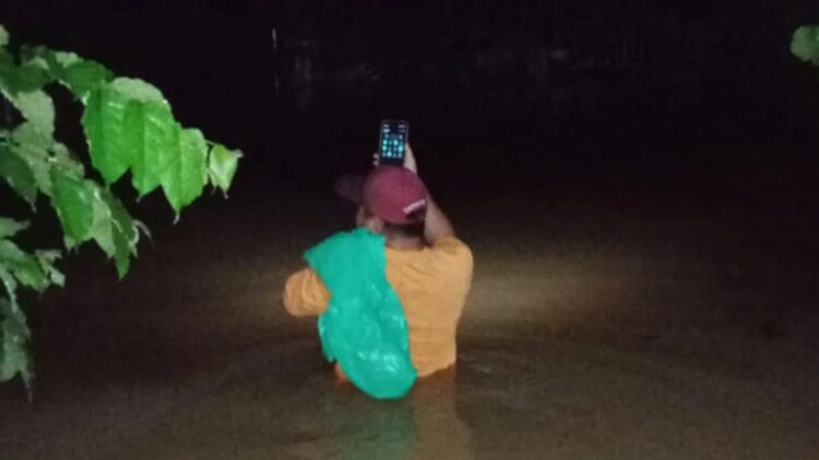 Curah Hujan Tinggi, Banjir dan Longsor Landa Solok Selatan 1 Seorang warga Sungai Sungkai melihat kondisi banjir.Antara/HO/warga