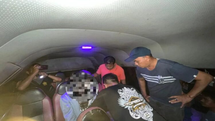 Bawa 100 Gram Ganja, Warga Pasaman Barat Diciduk Polisi di Agam 1 Personel Polres Agam sedang menggeledah tersangka di dalam bus. Dok Humas Poles Agam