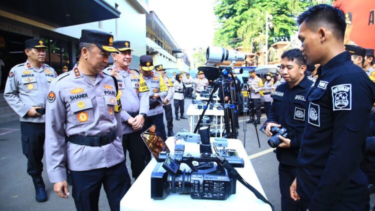 Kadiv Humas Polri Irjen Shandi Nugroho saat mengecek kesiapan peralatan personelnya jelang Nataru. (dok. Divhumas)