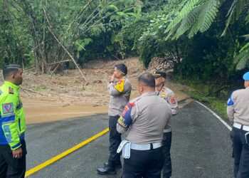Polres 50 Kota kirim personel ke lokasi banjir dan longsor. (dok. istimewa)