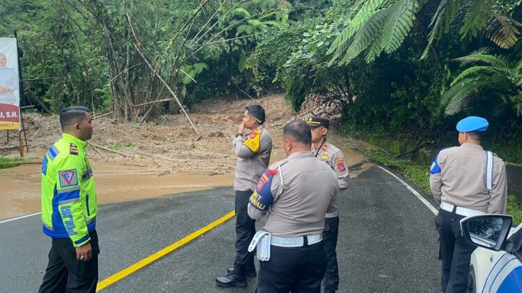 Tanggap Bencana, Polres 50 Kota Turunkan Personel ke Lokasi Longsor 1 Polres 50 Kota kirim personel ke lokasi banjir dan longsor. (dok. istimewa)