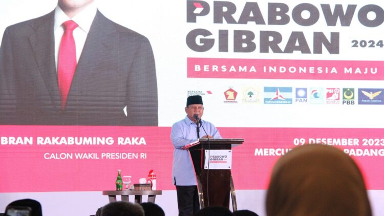 Berkunjung ke Sumbar, Prabowo Ingatkan Pemimpin harus Turun dan Beri Gagasan untuk Rakyat 1 Prabowo Subianto saat memberi sambutan ketika kunjungan ke Sumbar. (dok. Radarsumbar)