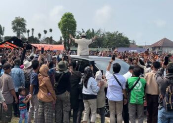 Prabowo Subianto saat berada di pos evakuasi korban Gunung Marapi. (dok. istimewa)