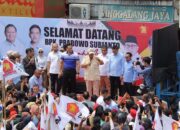 Jalanan Padang Macet, Puluhan Ribu Orang Berteriak Prabowo Presiden di Pasar Raya