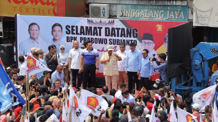 Jalanan Padang Macet, Puluhan Ribu Orang Berteriak Prabowo Presiden di Pasar Raya 1 Prabowo melakukan orasi di hadapan ribuan warga di Pasar Raya Padang. (dok. istimewa)