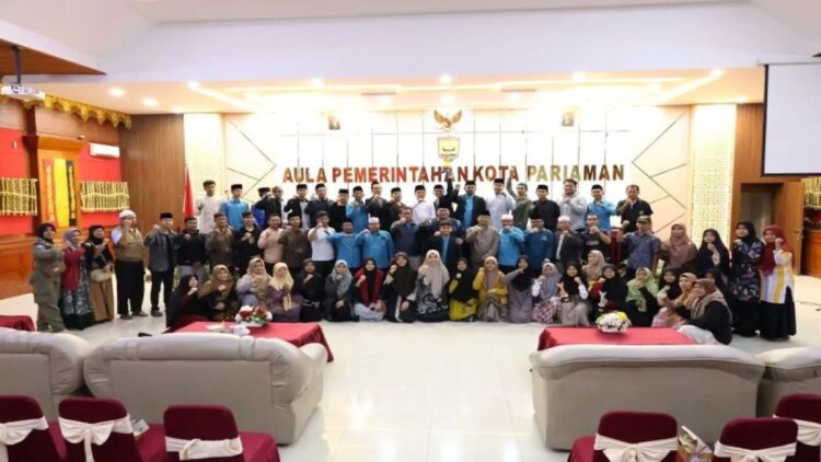 Pemko Pariaman Kucurkan Bonus Qori dan Qoriah Terbaik MTQ ke-40 Sumbar 1 Foto bersama pada penyambutan kepulangan Kafilah MTQ Nasional ke 40 Tingkat Sumbar asal Kota Pariaman. Antara/HO-Diskominfo Pariaman