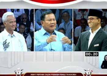 Survei Indikator: Prabowo-Gibran 48,55%, AMIN 24,17%, Ganjar-Mahfud 21,60% 12 Debat perdana tiga Capres yang diselenggarakan KPU RI pada Selasa (12/12/2023) malam. (Foto: Dok. YouTube KPU RI)