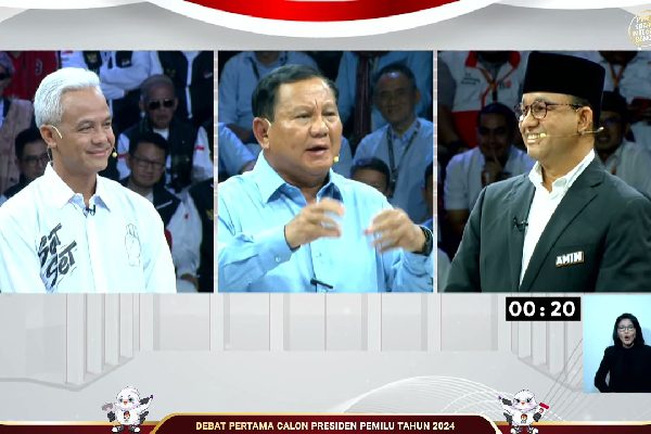 Debat Capres Perdana, Prabowo Subianto Sebut Anies Baswedan tak Bisa jadi Gubernur jika tak Ada Demokrasi 1 Debat perdana tiga Capres yang diselenggarakan KPU RI pada Selasa (12/12/2023) malam. (Foto: Dok. YouTube KPU RI)