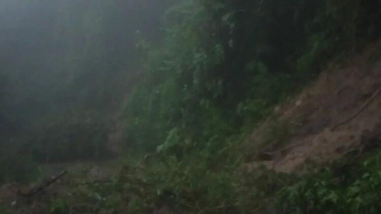 Longsor dan Banjir Bandang di Agam, Ini Tiga Kecamatan Terdampak 1 Kondisi jalan tertimbun tanah longsor di Matur, Agam. Dok BPBD Agam. (ANTARA/Yusrizal)