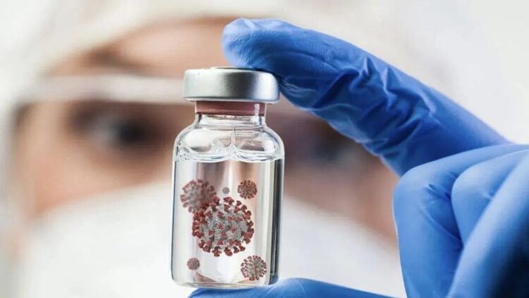 Ini Sembilan Varian Covid-19 yang Mendominasi di Dunia 1 ilustrasi - Dokter memegang botol ampul kaca yang mengandung sel molekul virus corona. (ANTARA/HO-Sutterstock).