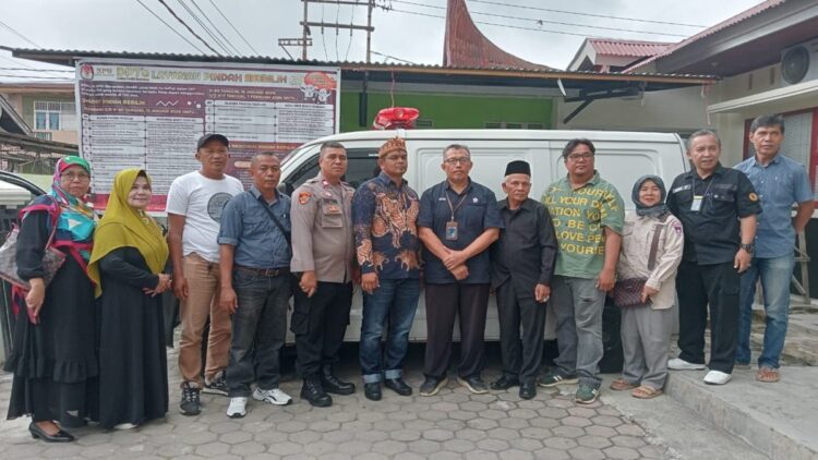 Semen Padang Serahkan Bantuan Satu Unit Ambulance ke Pampangan 1 Semen Padang serahkan bantuan satu unit ambulance di Pampangan. (dok. istimewa)