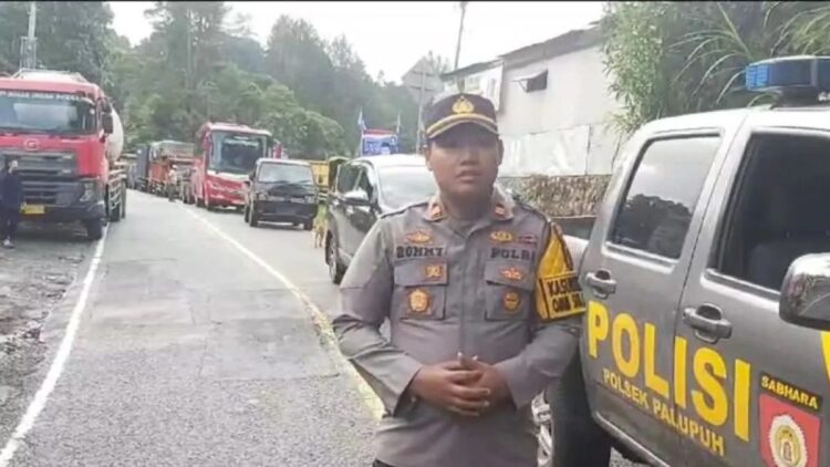 Kapolsek Palupuh Polresta Bukittinggi, Iptu Rommy saat memberikan keterangan kemacetan total di jalur Bukittinggi-Medan karena terjadinya musibah longsor (Antara/Al Fatah)