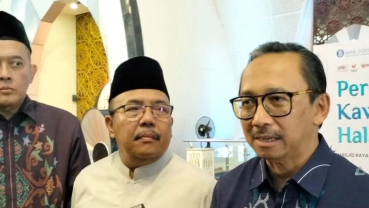 Masjid Raya Sumbar jadi Percontohan Kawasan Halal di Indonesia 1 Deputi Gubernur BI Juda Agung (paling kanan) saat diwawancarai di Padang, Sumbar, Sabtu, (2/12/2023). ANTARA/Muhammad Zulfikar.