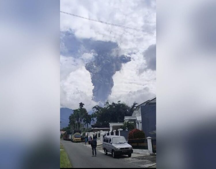 Tangkapan layar penampakan erupsi Gunung Marapi pada Minggu (3/12/2023) sore. (Foto: Dok. Istimewa)
