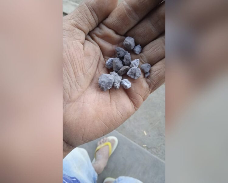 Langit Agam dan Bukittinggi Gelap Pasca Erupsi Marapi, Kerikil Berjatuhan 1 Batu kerikil berjatuhan pasca erupsi Gunung Marapi. (Foto:. Dok. Pos Pengamatan Gunung Api Marapi)