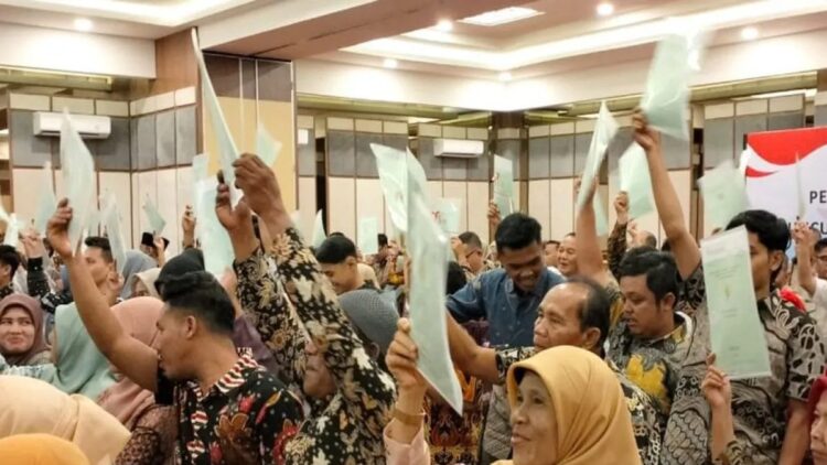 11.000 Sertifikat PTSL Mulai Diserahkan BPN Sumbar 1 Masyarakat penerima sertifikat program Pendaftaran Tanah Sistematis Lengkap (PTSL) mengangkat sertifikat usai penyerahan di Padang, Senin, (4/12/2023). ANTARA/Muhammad Zulfikar.