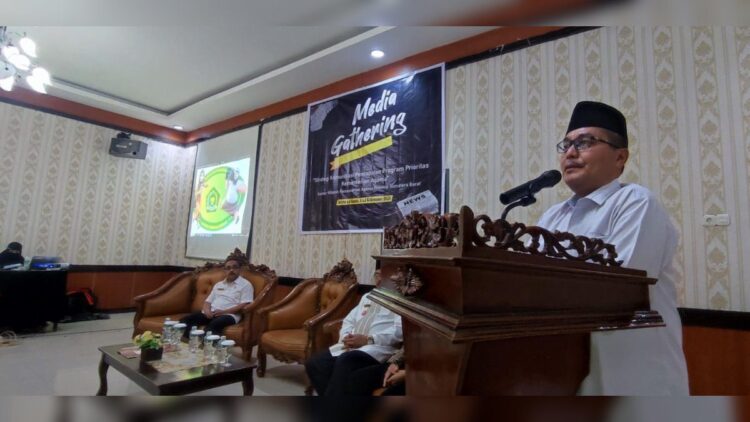 Kepala Kanwil Kemenag Sumbar Mahyudin memberikan sambutan di acara Media Gathering bertajuk "Strategi Komunikasi Pencapaian Program Prioritas Kementerian Agama" Kantor Wilayah Kementerian Agama Provinsi Sumbar di Mifan Waterpark dan Resort Padangpanjang, Selasa-Rabu (5-6/12/2023). (Foto: Humas Kemenag Sumbar)