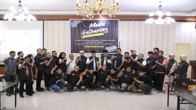 Foto bersama di sela-sela acara Media Gathering bertajuk "Strategi Komunikasi Pencapaian Program Prioritas Kementerian Agama" Kantor Wilayah Kementerian Agama Provinsi Sumbar di Mifan Waterpark dan Resort Padangpanjang, Selasa-Rabu (5-6/12/2023). (Foto: Humas Kemenag Sumbar)