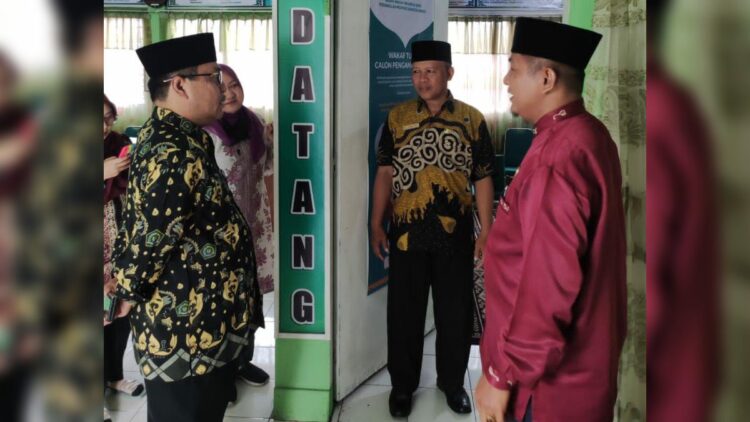 Kakanwil Kemenag Sumbar Mahyudin melakukan sidak ke KUA di Padang. (Foto: Dok. Humas Kemenag Sumbar)