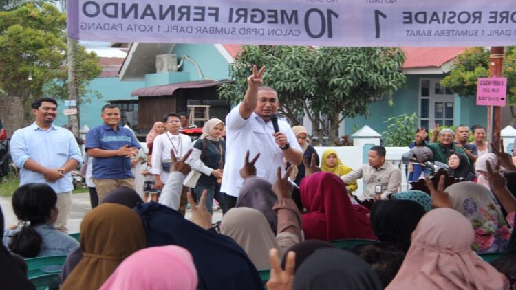 Andre Rosiade bersama masyarakat sepanjang Selasa (19/12/2023) saat berkampanye di Kota Padang. (Foto: Dok. Tim AR)