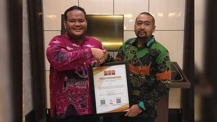 FIM PII Riau Beri Penghargaan Wagub Sumbar sebagai Tokoh Insinyur Inspiratif 1 Ketua FIM PII Riau Ir Ulul Azmi memberikan penghargaan kepada Wagub Sumbar sebagai Tokoh Insinyur Inspiratif. (Foto: Dok. Istimewa)