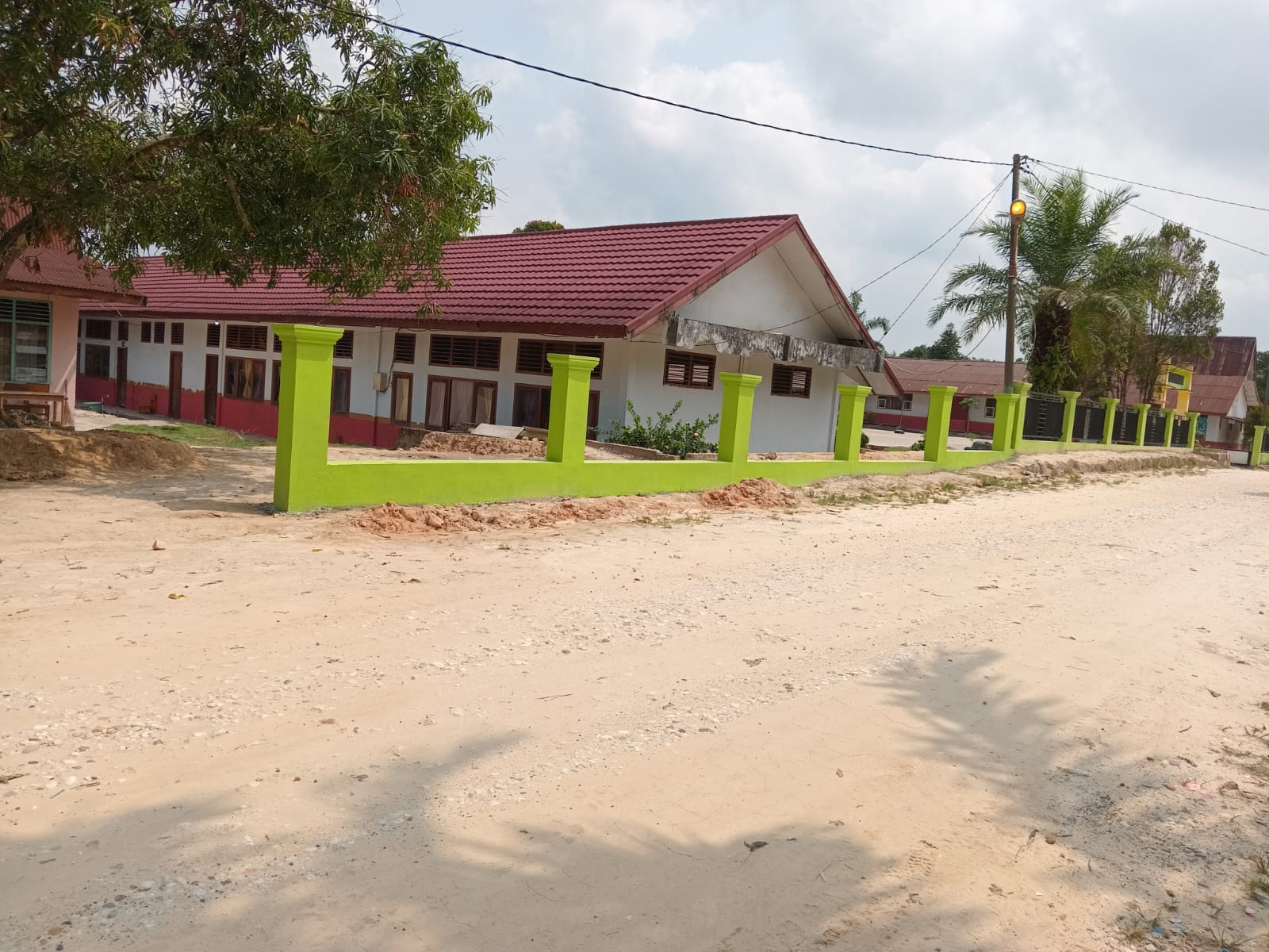 Penghujung Tahun, PTPN IV Regional 4 Bangun Pagar SD dan Masjid 2 PTPN IV Regional 4 bantu pembangunan pagar Sekolah Dasar 173/IX Kecamatan Bahar Tengah, Kabupaten Muaro Jambi, Provinsi Jambi. (Foto: Dok. PTPN)