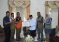 Deputi Bidang Rehabilitasi dan Rekontruksi BNPB, Jarwansah menyalurkan bantuan ke Bupati Agam, Andri Warman. (Foto: Dok Humas Pemkab Agam)