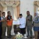 Deputi Bidang Rehabilitasi dan Rekontruksi BNPB, Jarwansah menyalurkan bantuan ke Bupati Agam, Andri Warman. (Foto: Dok Humas Pemkab Agam)
