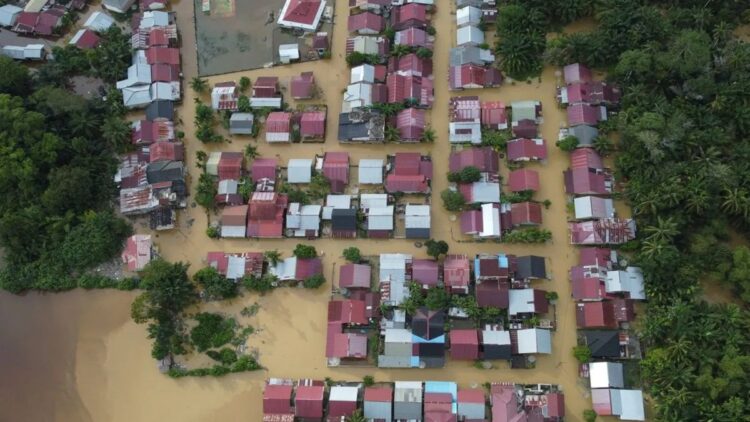 38 Persen Wilayah Indonesia Masuki Musim Hujan, BMKG Imbau Warga Siap Siaga 1 Permukiman penduduk terendam banjir di Desa Pasi Masjid, Kecamatan Meureubo, Kabupaten Aceh Barat, Provinsi Aceh, Selasa (12/12/2023). (ANTARA FOTO/SYIFA YULINNAS)