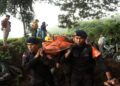 Petugas membawa jenazah korban erupsi Gunung Marapi di Nagari Batu Plano, Kabupaten Agam, Provinsi Sumatera Barat, Selasa (5/12/2023). (ANTARA FOTO/Muhammad Arif Pribadi/aww)