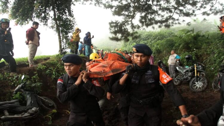 RSAM Bukittinggi Terima 22 Korban Meninggal Gunung Marapi 1 Petugas membawa jenazah korban erupsi Gunung Marapi di Nagari Batu Plano, Kabupaten Agam, Provinsi Sumatera Barat, Selasa (5/12/2023). (ANTARA FOTO/Muhammad Arif Pribadi/aww)
