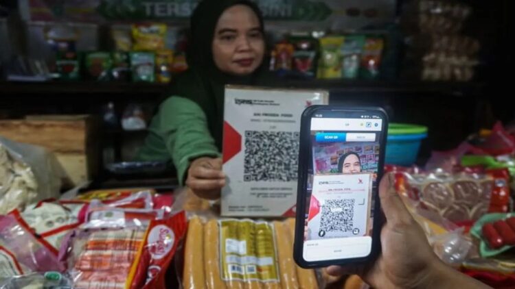 Pembeli melakukan pembayaran secara digital menggunakan Quick Response Code Indonesian Standard (QRIS) di Pasar Tradisional Pasar Minggu, Jakarta, Sabtu (25/11/2023). (ANTARA FOTO/RIFQI RAIHAN FIRDAUS)