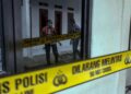 Ayah Pembunuh Empat Anaknya di Jakarta Terancam Hukuman Mati 5 Refleksi warga melihat kondisi rumah kontrakan tempat terjadinya kasus pembunuhan empat orang anak di Jagakarsa, Jakarta Selatan, Kamis (7/12/2023). Pelaku terancam hukuman mati. (ANTARA FOTO/Yulius Satria Wijaya/nz)