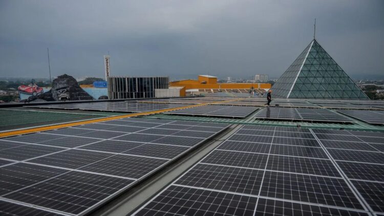 Unand Kembangkan Pompa Surya Tanpa Baterai untuk Perkuat Ketahanan Pangan 1 Ilustrasi panel surya pada Pembangkit Listrik Tenaga Surya (PLTS). (28/11/2023). (ANTARA FOTO/RAISAN AL FARISI)