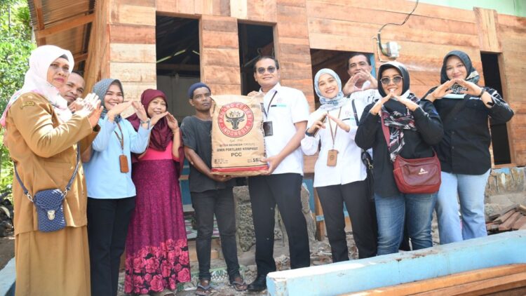 Semen Padang Salurkan Bantuan Perbaikan 59 Unit Rumah di Kota Padang 1 Bantuan bedah rumah dari program TJSL Semen Padang untuk warga tak mampu di Padang. (dok. istimewa)
