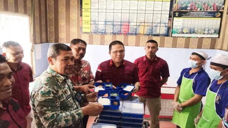 Penuhi Makanan Layak bagi Napi, Rutan Padangpanjang Kini Punya Dapur Sehat Percontohan 1 Kadivpas Kanwil Kemenkumham Sumbar Muhammad Ali Syeh Banna didampingi Kalapas Rupajang Auliya Fahmi, mengecek menu makanan warga binaan di dapur sehat Rupajang. (ANTARA/ Isril)