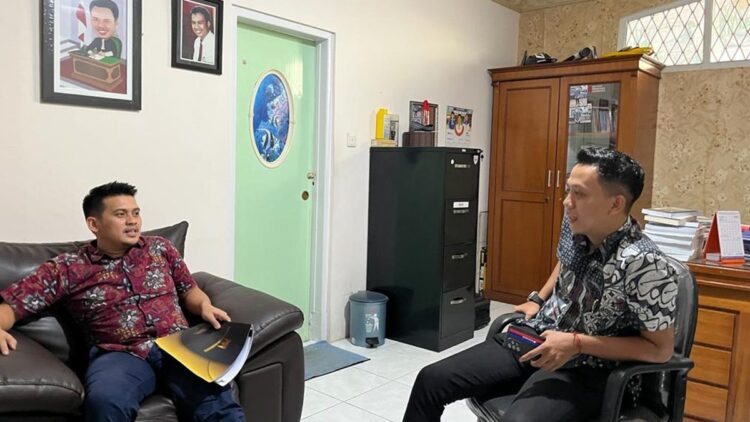 Sengketa Warisan, Keluarga Tegaskan Pernyataan Deni Yolanda tak Sesuai Fakta 1 Fadhli Alhusaini dan Mulyadi, kuasa hukum 14 tergugat keluarga besar almarhum Haji Syaarani Ali memberikan keterangan pers di Padang, Rabu (13/12). (dok. istimewa)