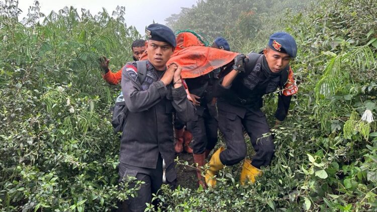 Tim DVI Sudah Identifikasi 22 Korban Meninggal Erupsi Gunung Marapi, Ini Nama-namanya 1 Evakuasi korban erupsi Gunung Marapi oleh Brimob Polda Sumbar. (dok. istimewa)