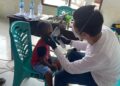 IDI Adakan Pengobatan Gratis Bersama Dokter Spesialis di Raja Ampat 6 Pengobatan gratis oleh Ikatan Dokter Indonesia di Raja Ampat. (Foto: Dok. PB IDI)