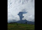 BPBD Agam Bagikan Masker ke Warga Sekitar Gunung Marapi