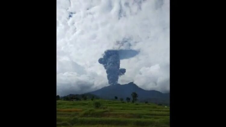Gunung Marapi yang terletak di Kabupaten Tanahdatar, Sumatera Barat, dilaporkan erupsi pada Minggu pukul 14.54 WIB. (Antara/HO-Dokumentasi pribadi)