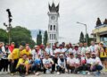 Direksi SIG dan Semen Padang Ambil Bagian di Minang Geopark Run 2023 3 Direktur SIG Donny Arsal bersama jajaran Direksi SIG lainnya dan Jajaran Direksi PT Semen Padang foto bersama di Jam Gadang usai mengikuti Minang Geopark Run 2023 yang digelar di Kota Bukittinggi, Minggu (10/12/2023). (dok. Humas)
