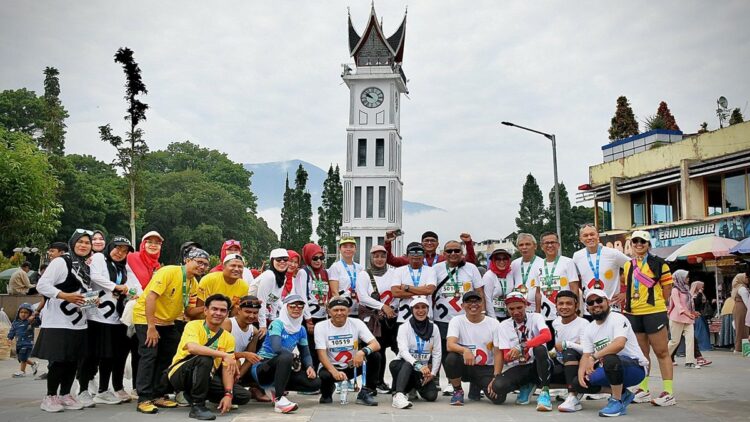 Direksi SIG dan Semen Padang Ambil Bagian di Minang Geopark Run 2023 1 Direktur SIG Donny Arsal bersama jajaran Direksi SIG lainnya dan Jajaran Direksi PT Semen Padang foto bersama di Jam Gadang usai mengikuti Minang Geopark Run 2023 yang digelar di Kota Bukittinggi, Minggu (10/12/2023). (dok. Humas)