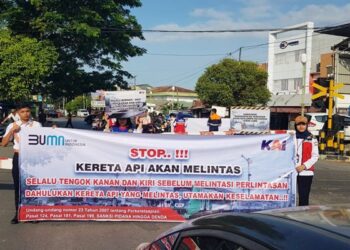 Kampanye keselamatan berkendara di perlintasan sebidang. (Foto: Dok. KAI)