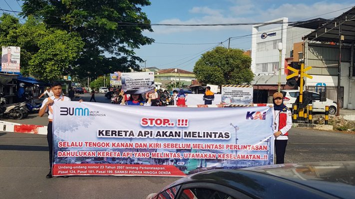 28 Kecelakaan Perlintasan Sebidang Kereta Api Sepanjang 2023 di Sumbar, 2 Meninggal 1 Kampanye keselamatan berkendara di perlintasan sebidang. (Foto: Dok. KAI)