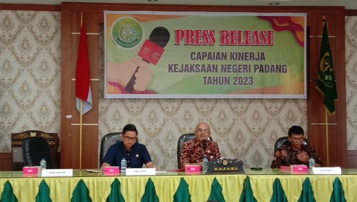 Ini Daftar Kasus yang Ditangani Kejari Padang Selama 2023 1 Konferensi pers capaian kinerja Kejari Padang selama tahun 2023. (Foto: Dok. Radarsumbar.com)