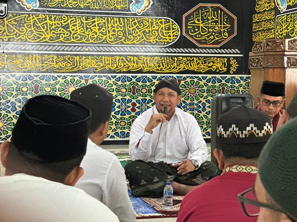 Cerita Kadivpas Kemenkumham Sumbar Beri Terapi Kesehatan ke Warga Binaan 1 Kepala Divisi Pemasyarakatan Kanwil Kemenkumham Sumbar, Muhammad Ali Syeh Banna memberikan terapi kesehatan kepada warga binaan. (Foto: Dok. Rutan Padang)