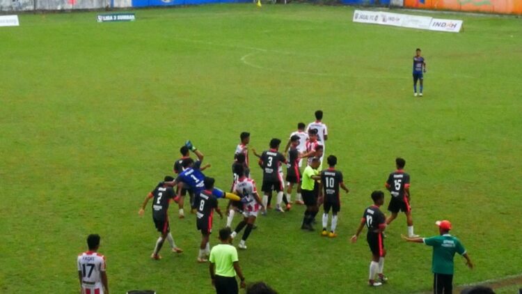Keributan di laga PSP kontra Kompak FC pada semifinal Liga 3 Sumbar. (dok. istimewa)